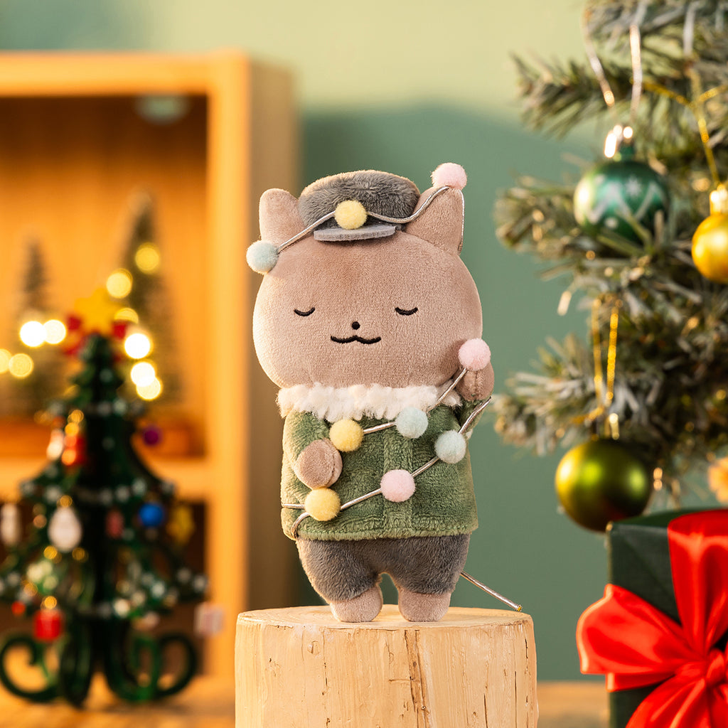 ホワイトタイガーとブラックタイガー 飾り付けられた犬のおまわりさんマスコット