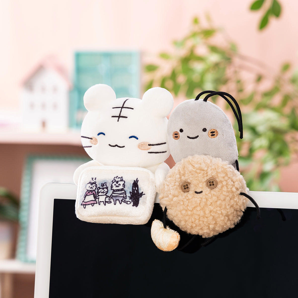 ホワイトタイガーとブラックタイガー デスクトップから見守るひっかけ