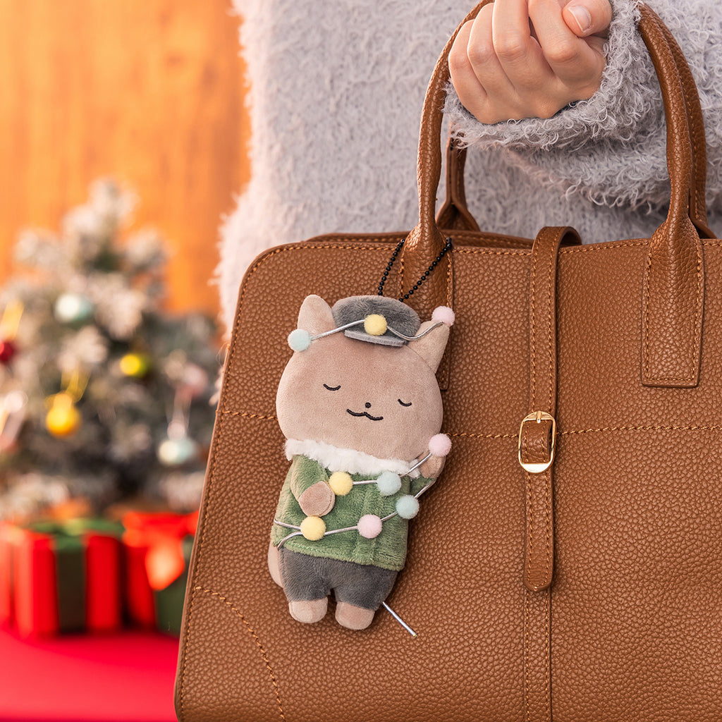 ホワイトタイガーとブラックタイガー 飾り付けられた犬のおまわりさんマスコット