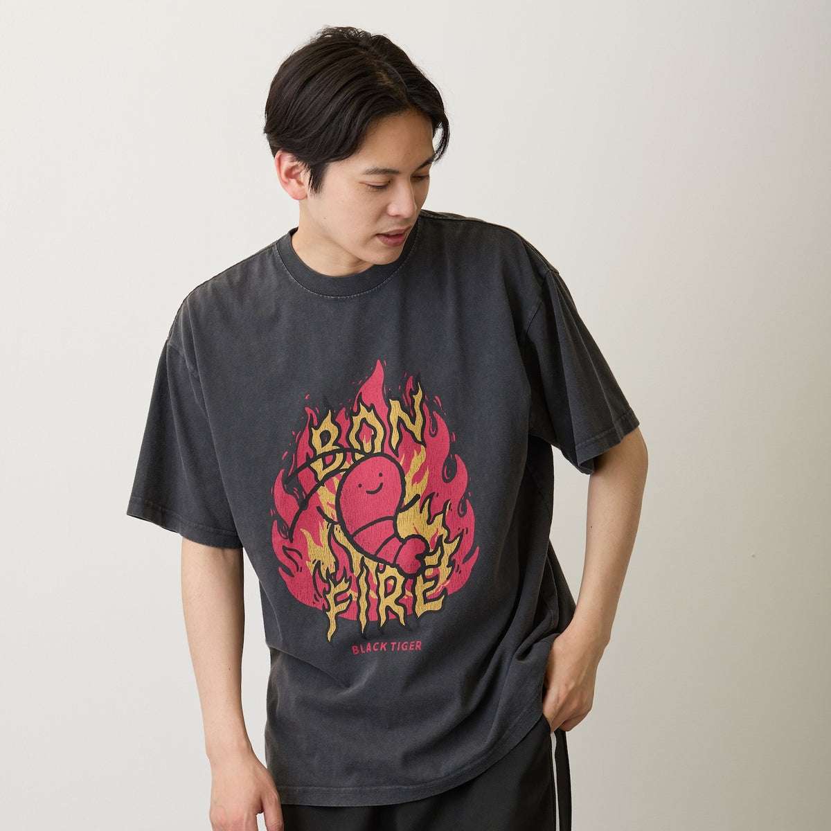 小白虎与黑虎虾 T恤 黑虎虾 BONFIRE 炭灰色