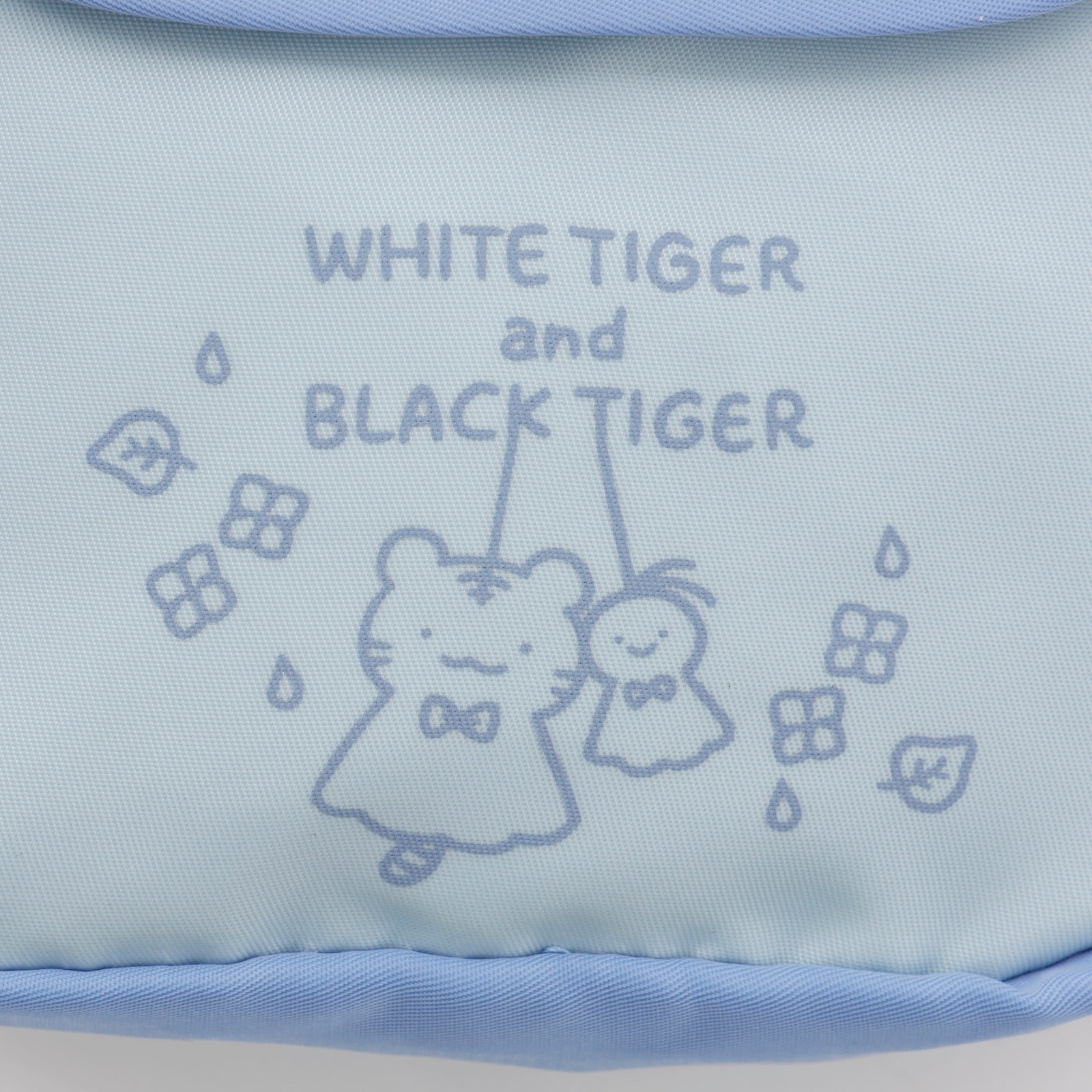 ホワイトタイガーとブラックタイガー ぷっくりアップリケポーチ 雨